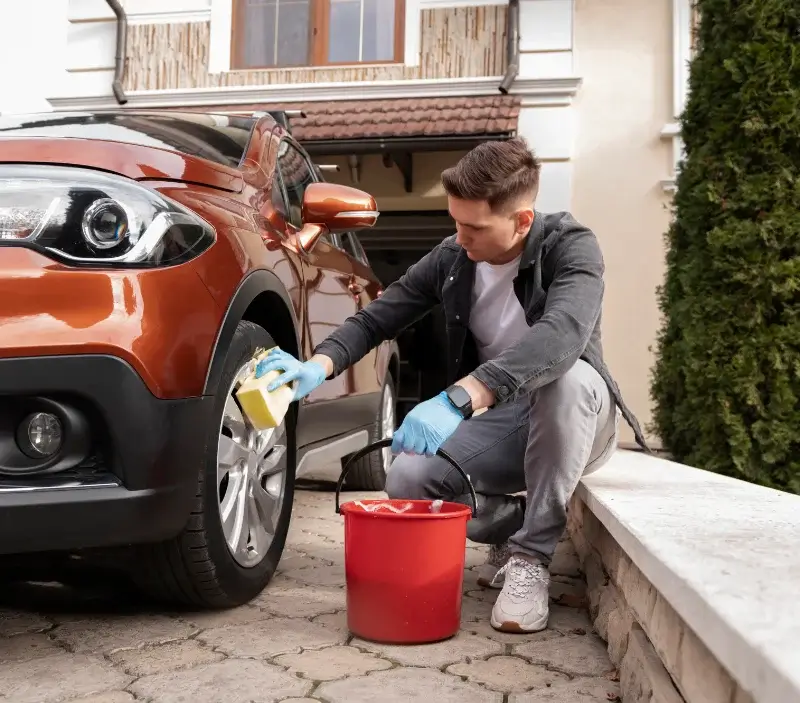 Lavage auto à domicile Mériel : professionnel intervenant sur un véhicule